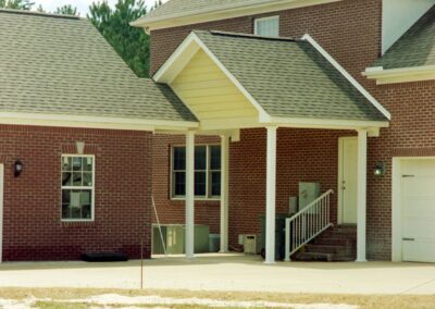 Custom garage with distinctive design features by MasterCraft Construction