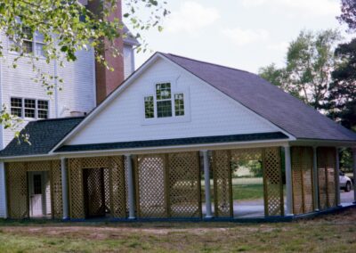 Custom garage with distinctive design features by MasterCraft Construction